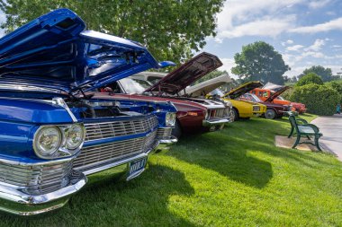 Boulder City, NV / USA - 24 Mayıs 2025: Boulder City, Nevada 'daki Wilbur Square Park' ta klasik Amerikan ve ithal araçların yer aldığı En İyi Baraj Araba Fuarı