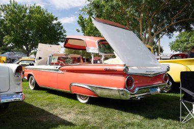 Boulder City, NV / USA - 24 Mayıs 2025: Boulder City, Nevada 'daki Wilbur Square Park' ta klasik Amerikan ve ithal araçların yer aldığı En İyi Baraj Araba Fuarı