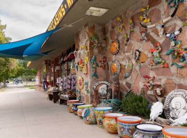 Boulder City, NV / USA - 24 Mayıs 2025: Boulder City, Nevada 'daki yerel hediyelik eşya dükkanı