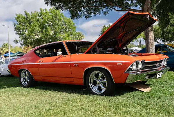 Boulder City, NV / USA - 24 Mayıs 2025: Boulder City, Nevada 'daki Wilbur Square Park' ta klasik Amerikan ve ithal araçların yer aldığı En İyi Baraj Araba Fuarı