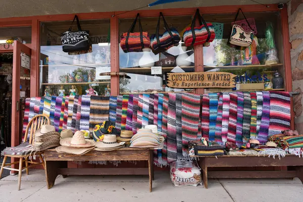 Boulder City, NV / USA - 24 Mayıs 2025: Boulder City, Nevada 'daki yerel hediyelik eşya dükkanı
