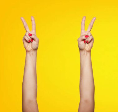 Masadaki bardakta soğuk kahveye süt dökülüyor.