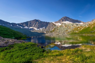 İtalya 'daki Dolomitlerin panoramik manzarası.