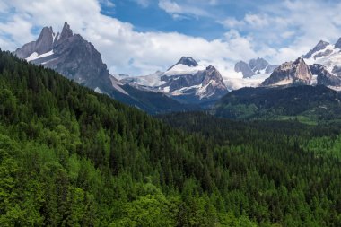 İtalya 'daki Dolomitlerin panoramik manzarası.