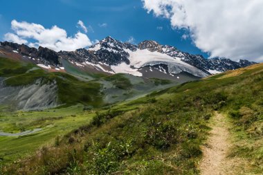 İtalya 'daki Dolomitlerin panoramik manzarası.