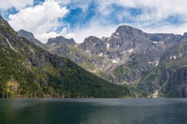 İtalya 'daki Dolomitlerin panoramik manzarası.