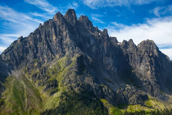 İtalya 'daki Dolomitlerin panoramik manzarası.