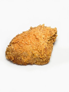 Kızarmış tavuk göğsü beyaz arka planda izole edilmiş..