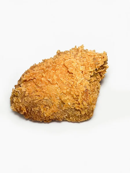 Kızarmış tavuk göğsü beyaz arka planda izole edilmiş..