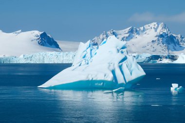 Buz dağlarının eriyip denize karıştığı Antarktika kıtasındaki buz, çarpıcı ve güzel doğa olaylarıyla yaygın olarak tanınıyor..