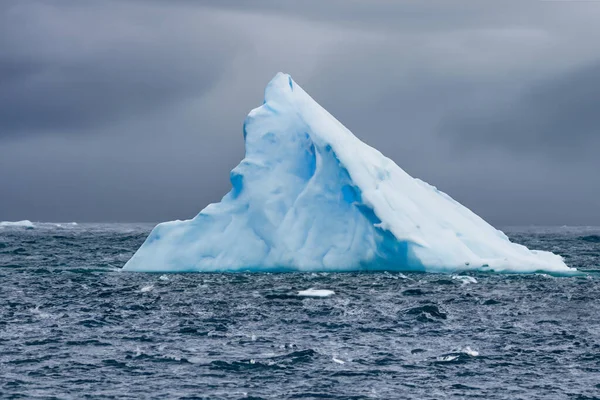 Πάγος Στην Ήπειρο Της Ανταρκτικής Όπου Παγωμένα Βουνά Λιώνουν Στη — Φωτογραφία Αρχείου