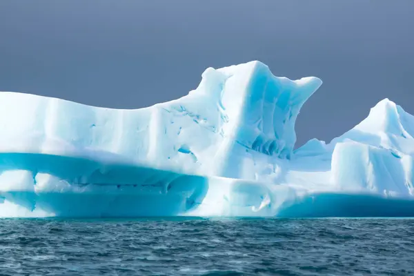 바다에 대륙의 얼음은 그것의 근사하고 아름다운 현상으로 알려져 있습니다 — 스톡 사진