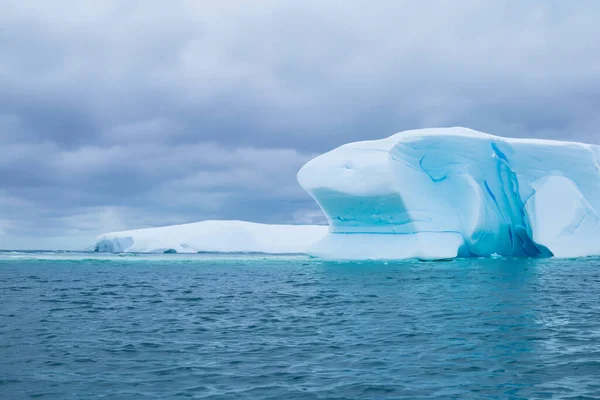 南极大陆上的冰 即冰山融化入海的地方 因其惊人而美丽的自然现象而得到广泛的承认 — 图库照片