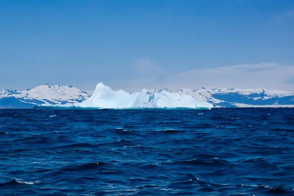 Das Eis Auf Dem Antarktischen Kontinent Eisberge Ins Meer Schmelzen — Stockfoto
