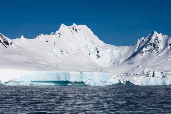 Buz Dağlarının Eriyip Denize Karıştığı Antarktika Kıtasındaki Buz Çarpıcı Güzel — Stok fotoğraf