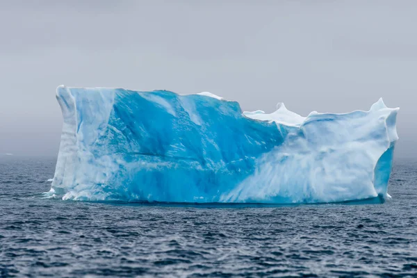 南极大陆上的冰 即冰山融化入海的地方 因其惊人而美丽的自然现象而得到广泛的承认 — 图库照片