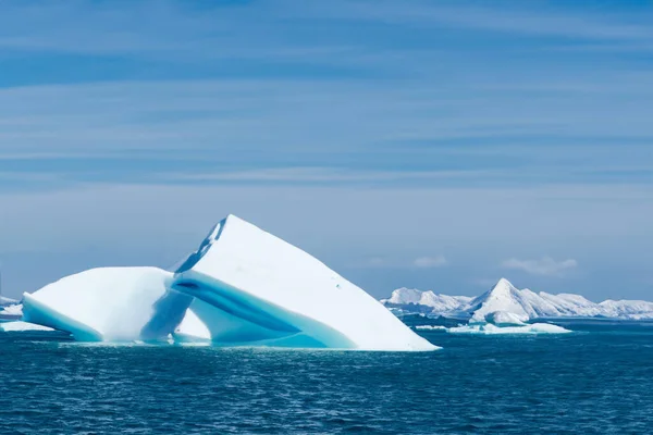 氷山が海に溶け込む南極大陸の氷は その素晴らしく美しい自然現象で広く認識されています — ストック写真