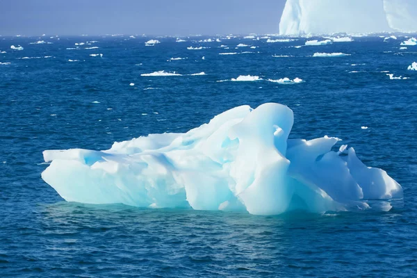 Das Eis Auf Dem Antarktischen Kontinent Eisberge Ins Meer Schmelzen — Stockfoto