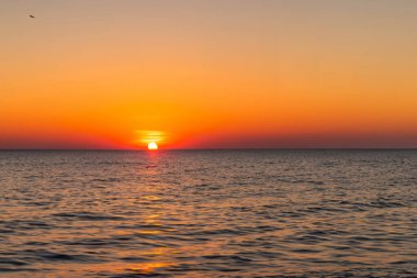 Denizin üzerinde güzel bir gün batımı. Doğa bileşimi. Denizin üzerinde gün batımı.