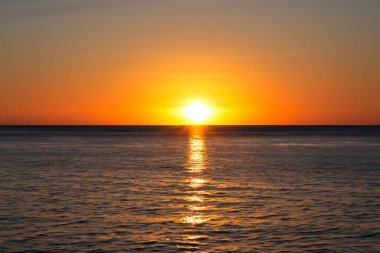Denizin üzerinde güzel bir gün batımı. Doğa bileşimi. Denizin üzerinde gün batımı.
