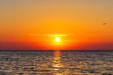 Denizin üzerinde güzel bir gün batımı. Doğa bileşimi. Denizin üzerinde gün batımı.