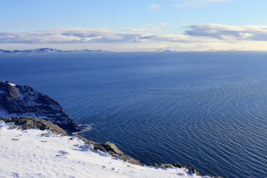 Okyanusta buzdağları ve buzdağlarıyla Antarktika manzarası