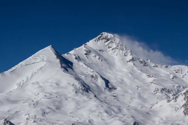 Okyanusta buzdağları ve buzdağlarıyla Antarktika manzarası