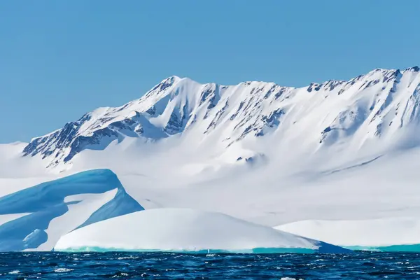 Antarktiszi Táj Jéghegyekkel Jéghegyekkel Óceánban — Stock Fotó