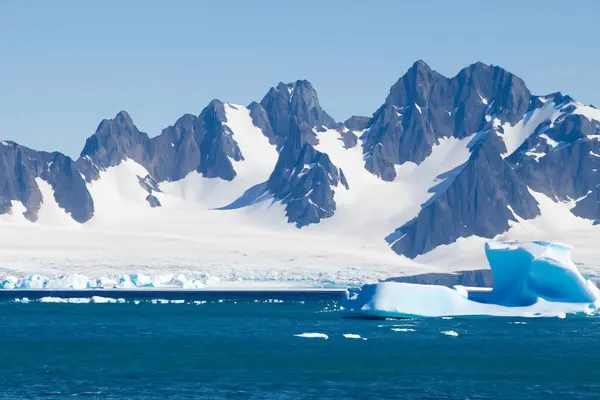 바다에 빙산과 빙산과 — 스톡 사진