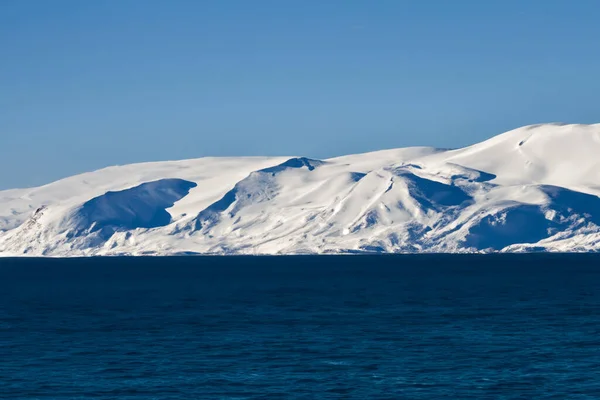 Ανταρκτική Τοπίο Παγόβουνα Και Παγόβουνα Στον Ωκεανό — Φωτογραφία Αρχείου