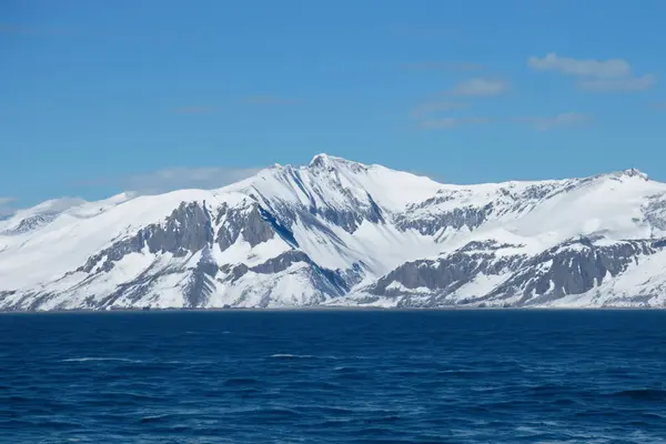 带冰山和冰山的南极景观 — 图库照片