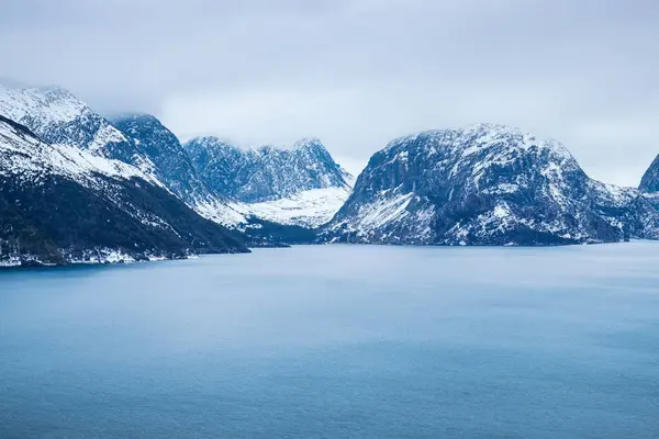 Vackert Vinterlandskap Med Utsikt Över Havet Och Bergen — Stockfoto