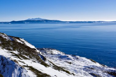 Baykal Gölü, dağın tepesinden manzara.