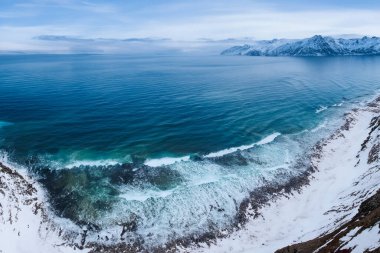 Karla kaplı dağların ve denizin güzel manzarası