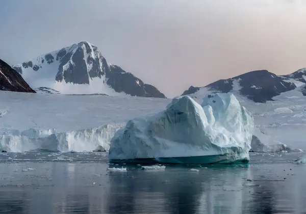 Jéghegy Gleccserlagúnában Ilulissat Grönland — Stock Fotó