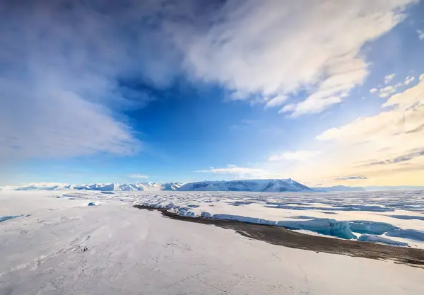 Isländskt Vinterlandskap Med Snötäckta Berg Och Sjö — Stockfoto