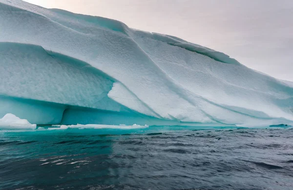 Παγόβουνα Στην Παγετώδη Λιμνοθάλασσα Της Ανταρκτικής Χερσονήσου — Φωτογραφία Αρχείου