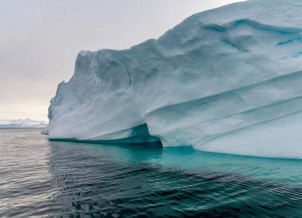 Antarktisz Jéghegy Óceánban Kék Égbolttal Fehér Felhőkkel — Stock Fotó