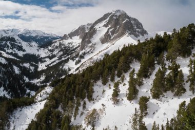 İtalya, Dolomitler 'deki kış dağlarının havadan görünüşü