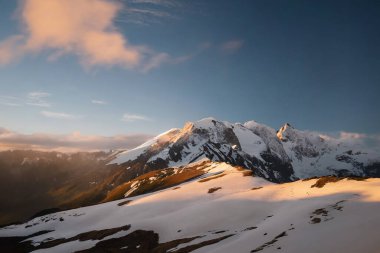 Gün batımında bulutlardaki dağlar, Krasnaya Polyana, Sochi, Rusya