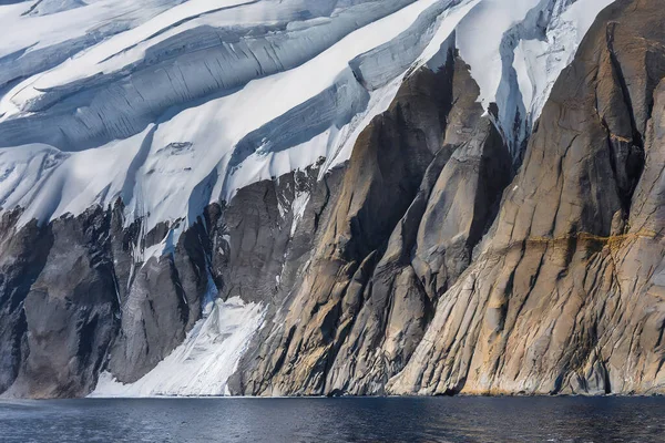 Ανταρκτική Τοπίο Παγόβουνα Στον Ωκεανό Και Μπλε Ουρανό — Φωτογραφία Αρχείου