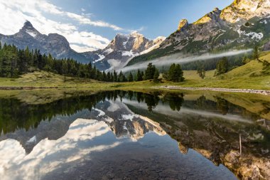 Namib çölünün sularındaki dağların yansıması, Namibya