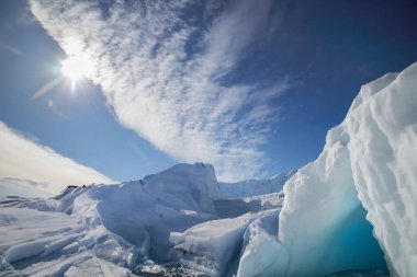 Dağlardaki buzlar uğulduyor. Karlı bir manzara. Rusya