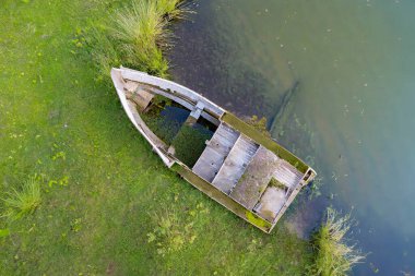 Polonya 'da nehrin kıyısında terk edilmiş bir tekne..