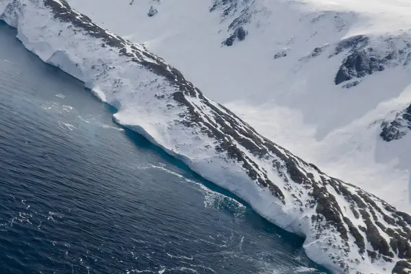 Πάγοι Στην Ανταρκτική Παγόβουνο Στον Ωκεανό Κολυμπώντας Και Λιώνουν Στη — Φωτογραφία Αρχείου