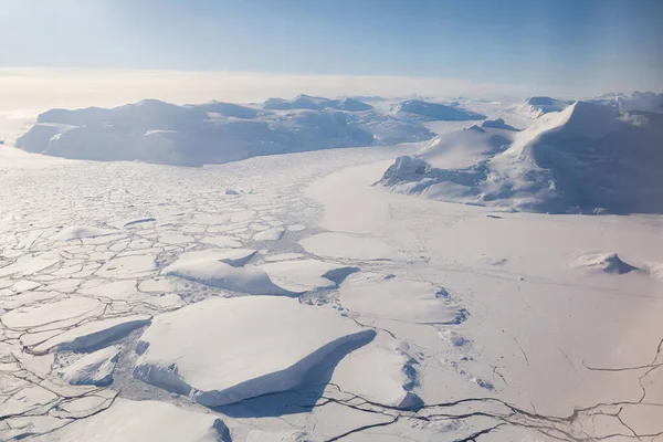 北極海に浮かぶ氷床の空中観測 — ストック写真