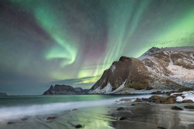 Kuzey ışıkları, Norveç, Lofoten adaları üzerinde.