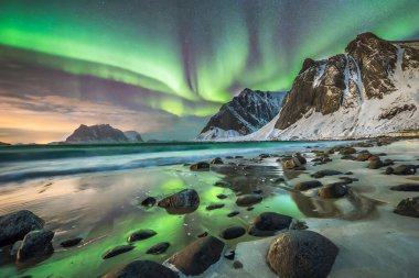 Kuzey ışıkları, Norveç, Lofoten adaları üzerinde.