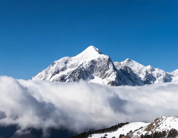 Paisaje Montañoso Con Nubes Cielo Azul Montañas Del Cáucaso Georgia Imagen De Stock
