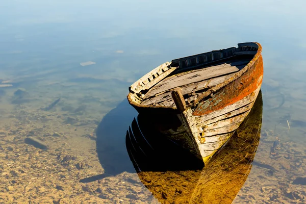 Starý Dřevěný Člun Břehu Jezera Odrazem Vodě Royalty Free Stock Obrázky